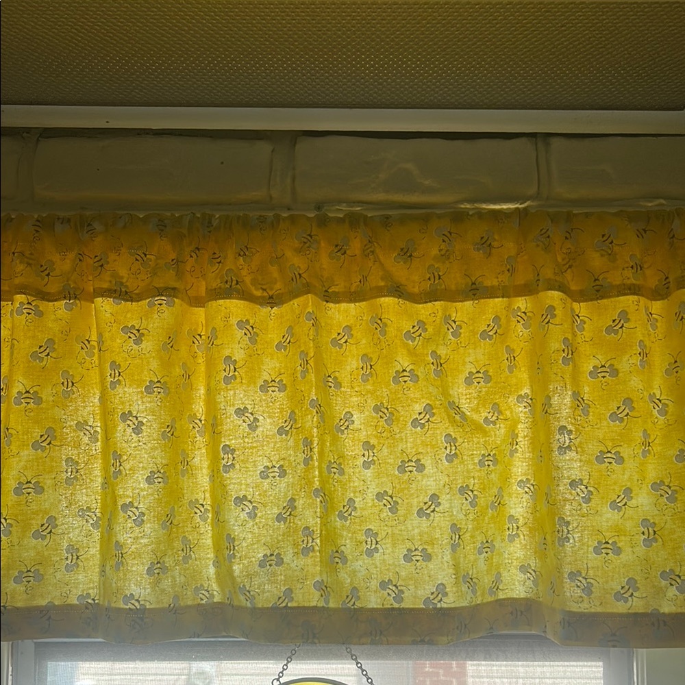 Bee themed single rod curtain